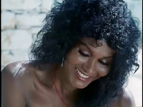 Una giovane donna uc ...