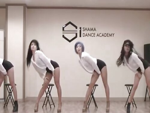 Una giovane donna br ...