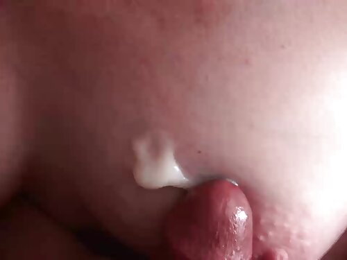 Un giovane ragazzo p ...